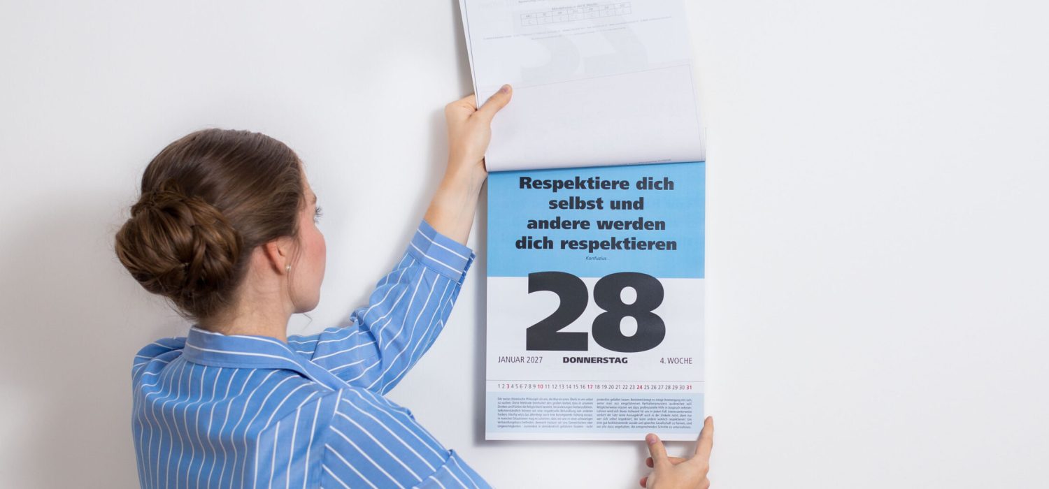 impuls-kalender-2027-tagesspruchkalender-zitate-buero-blau-frau_FW